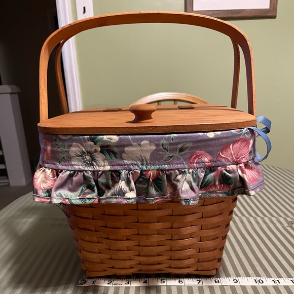 Longaberger Woven Picnic Basket with Floral Blue Liner - Picture 4 of 12